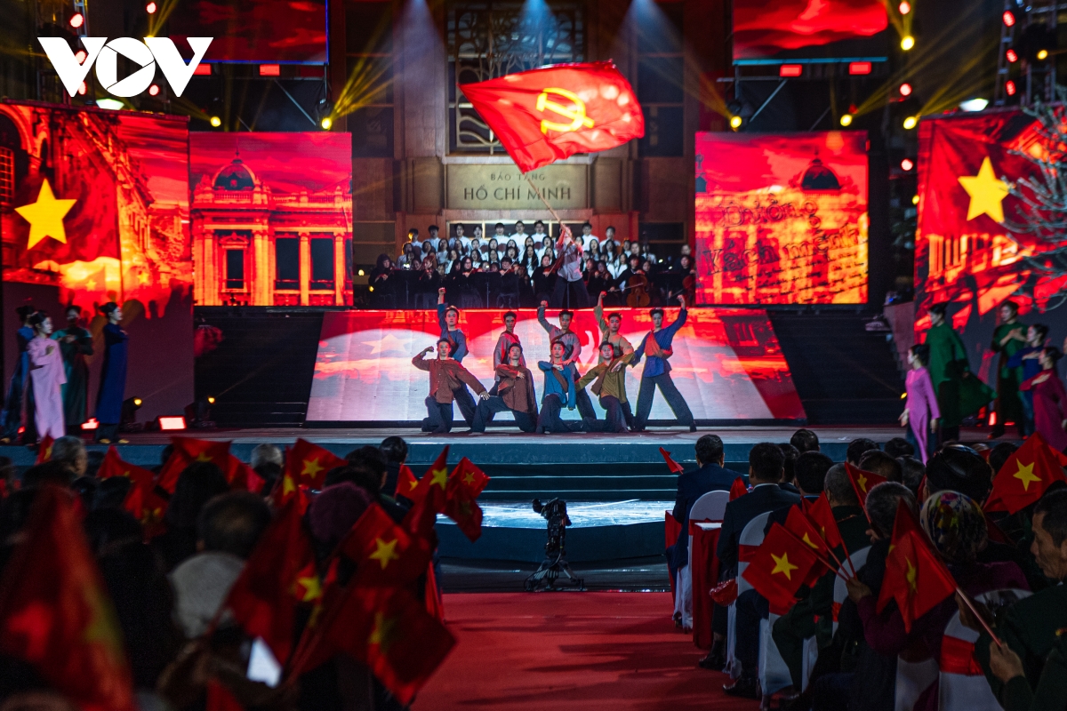 Khán giả xúc động rơi nước mắt tại chương trình kỷ niệm 85 năm Ngày Bác Hồ về nước